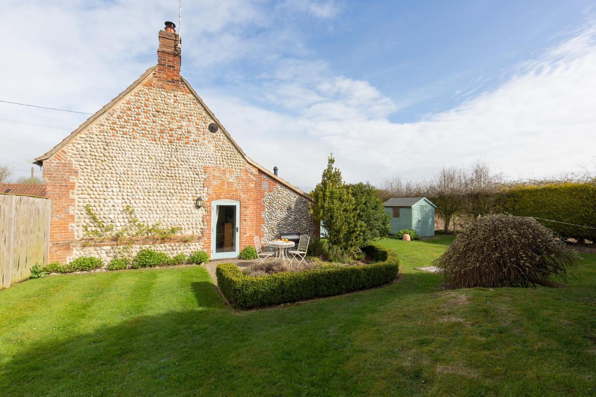 Garden Cottage West Beckham Экстерьер фото